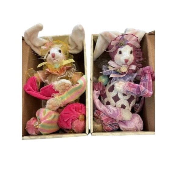 Set Of 2 Collectible Bunny Figurines By Mark Roberts In Pastel Outfits & Gift Bo - Picture 1 of 4